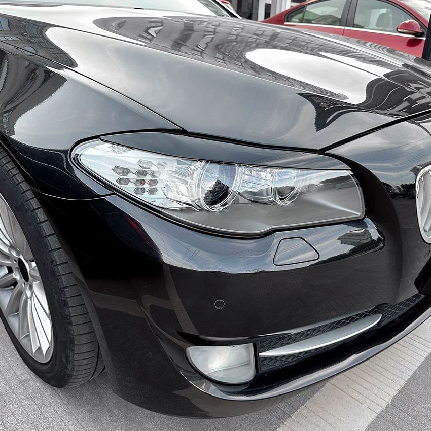 【新品】BMW 5シリーズ F10 F11 前期 2011-2014 用 フロントヘッドライト眉 車両用ステッカー 外装改造 パーツ 鋼琴黒 / カーボン調 ABS製