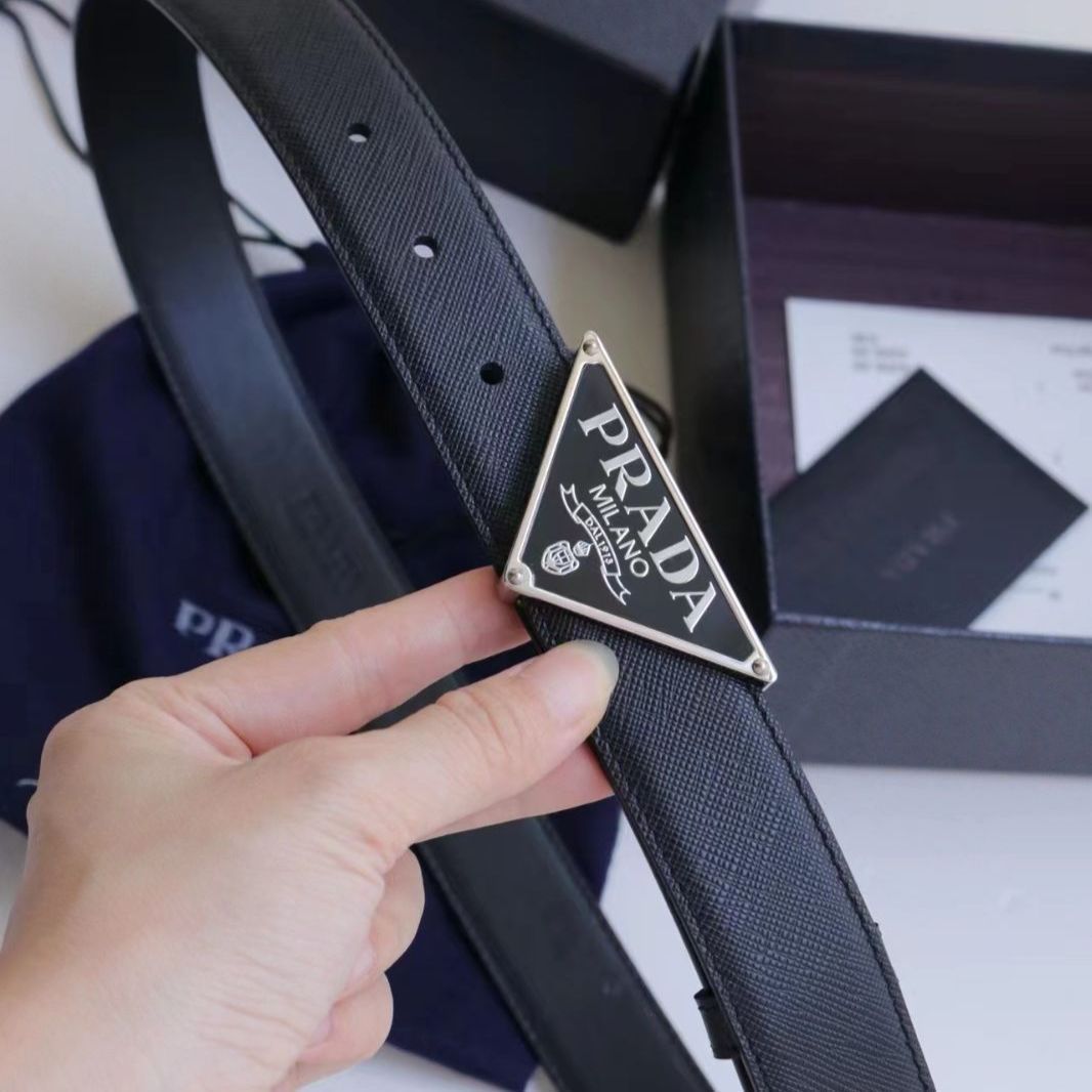 プラダ 三角形のロゴが入ったブラックのサフィアーノベルト PRADA - プラダ サフィアーノ レザー 三角ロゴ バックル ベルト