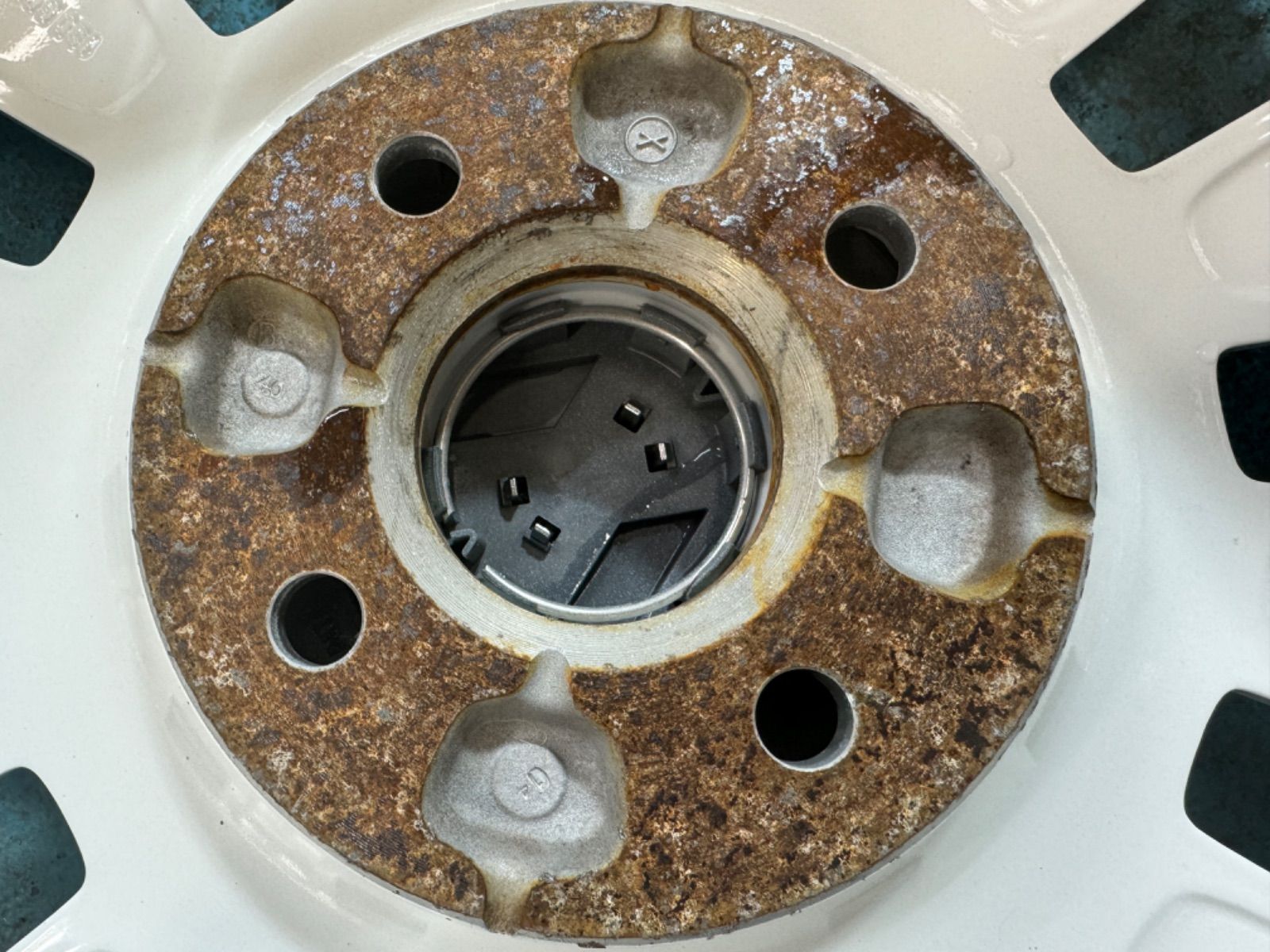 美品 フォルクスワーゲン アップ 純正 6j +43 PCD100 ホワイト