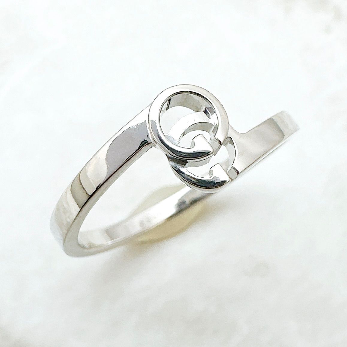 ホワイトゴールドリング　13号 美品🌟GUCCI GG ロゴ ホワイトゴールド リング 13 約13号 U - メルカリ