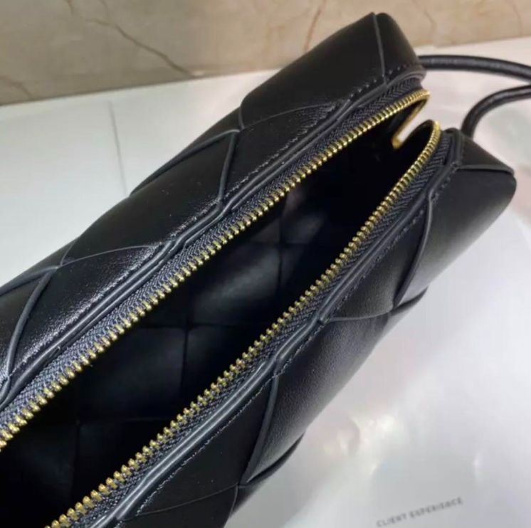 本革 ショルダーバッグ 黒 上品 夏 ポシェット 編み込み 牛革 ブラック  