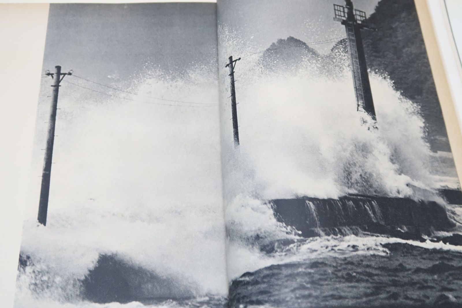 日本の灯台・100年その歴史と旅情/昭和45年/かがり火や照明台から光波・電波標識の時代へと発達してきた歴史その足跡をたどり旅情を探る - メルカリ