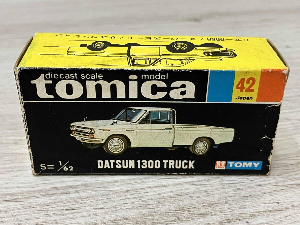 トミカ No.42 ダットサン 1300 トラック 赤 黒シｰト 1Bホイｰル