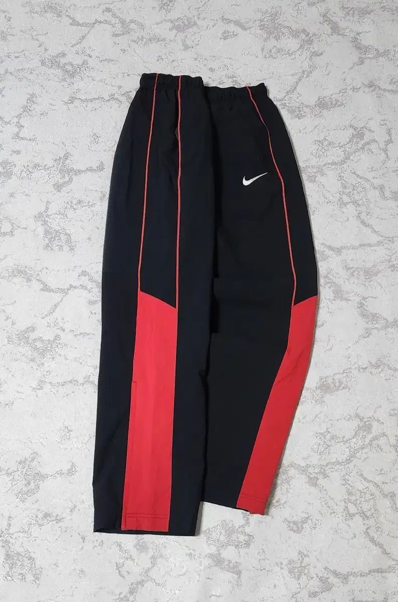 Nike ナイキ 黒×赤 サイドライン トラックパンツ ウインドブレーカー ワイド パンツ