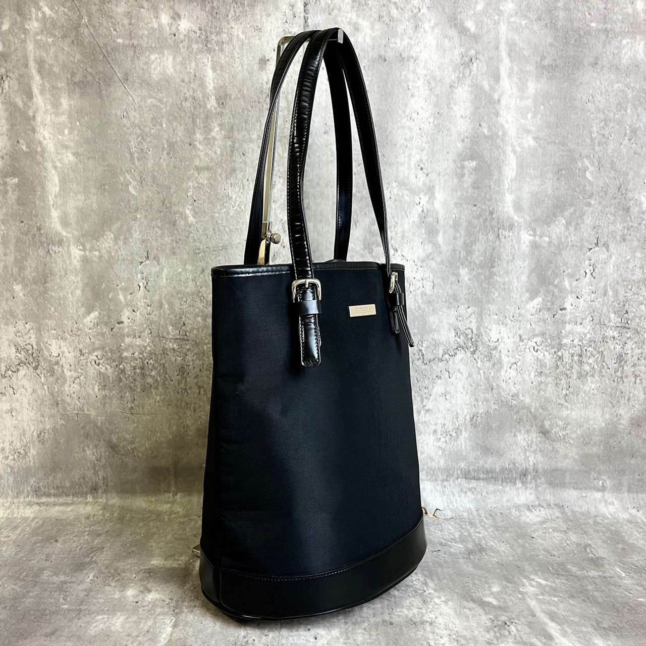 極美品✨ バーバリー ショルダーバッグ 黒 ノバチェック ロゴ型