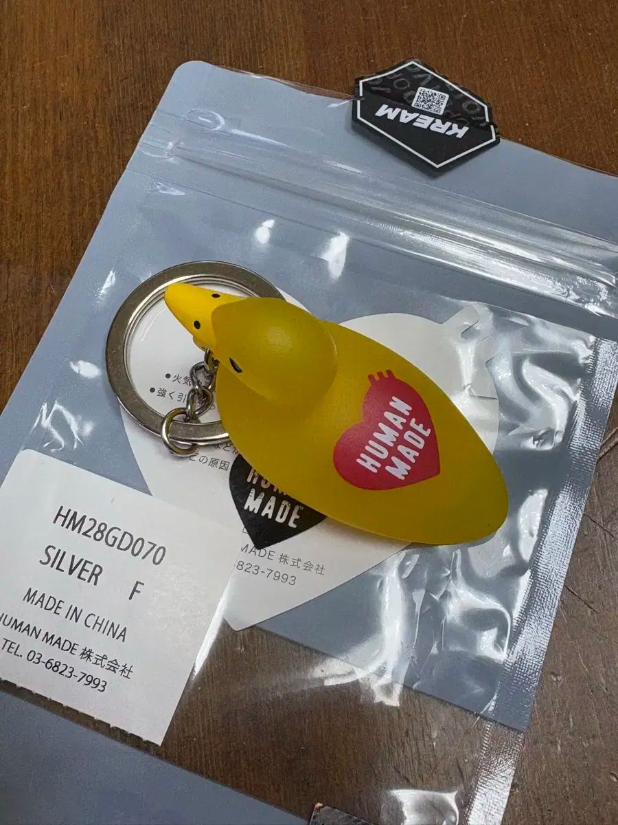 【雷市場（ポンジャン）商品韓国直送】 HUMAN MADE(ヒューマンメイド) 美徳 PVC キー チェーン イエロー ピンク