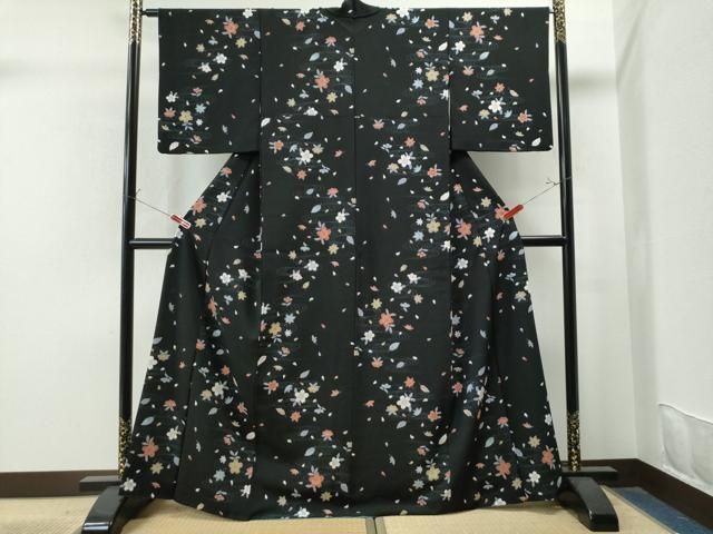 平和屋着物●上質な小紋　竜田川舞桜文　黒地　金彩　鬼しぼ縮緬　正絹　逸品　CAAS7564yc 平和屋着物○上質な小紋 竜田川舞桜文 黒地 金彩 鬼しぼ縮緬 正絹 逸品