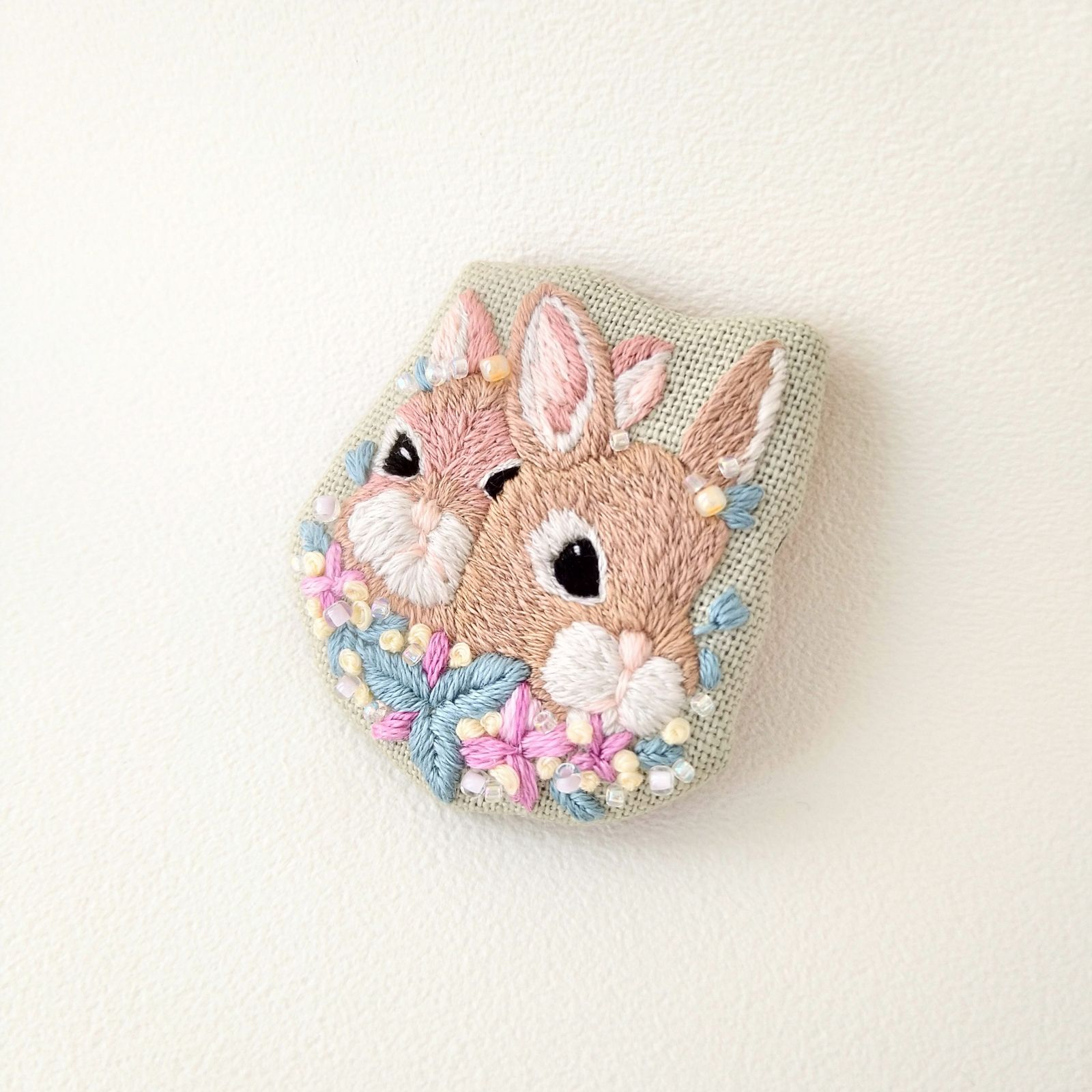 ２匹のうさぎ 刺繍ブローチ ハンドメイド - メルカリ