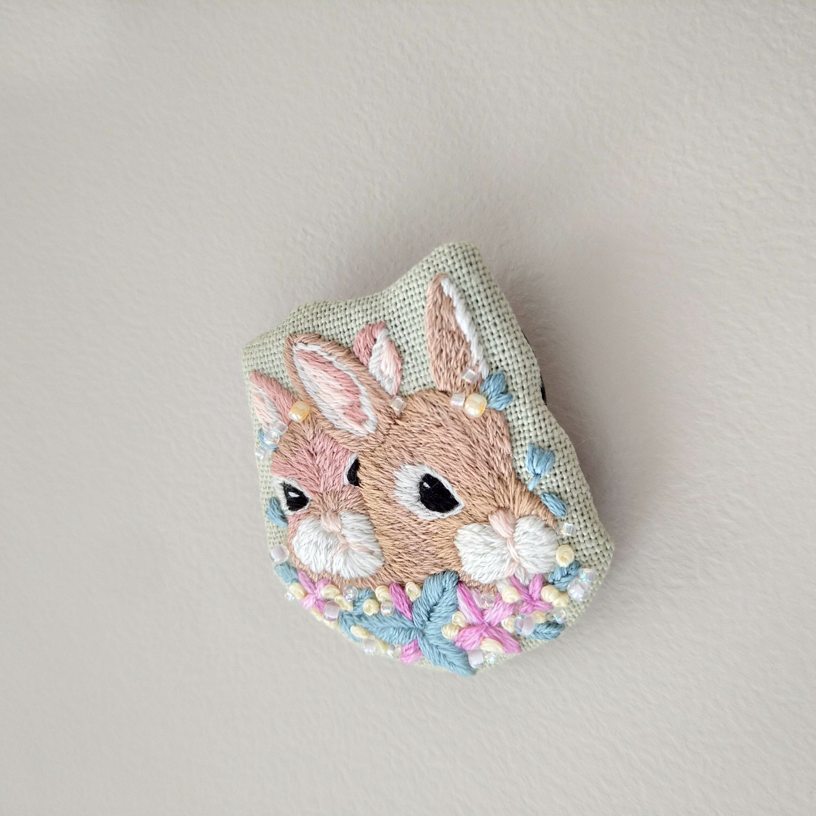 ２匹のうさぎ　刺繍ブローチ　ハンドメイド - メルカリShops