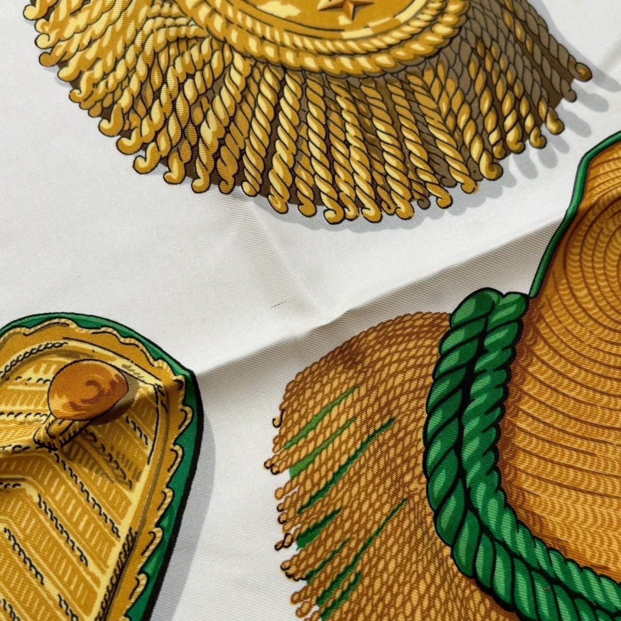 HERMES エルメス スカーフ 緑 金 caty Epaulettes カレ90 レディース