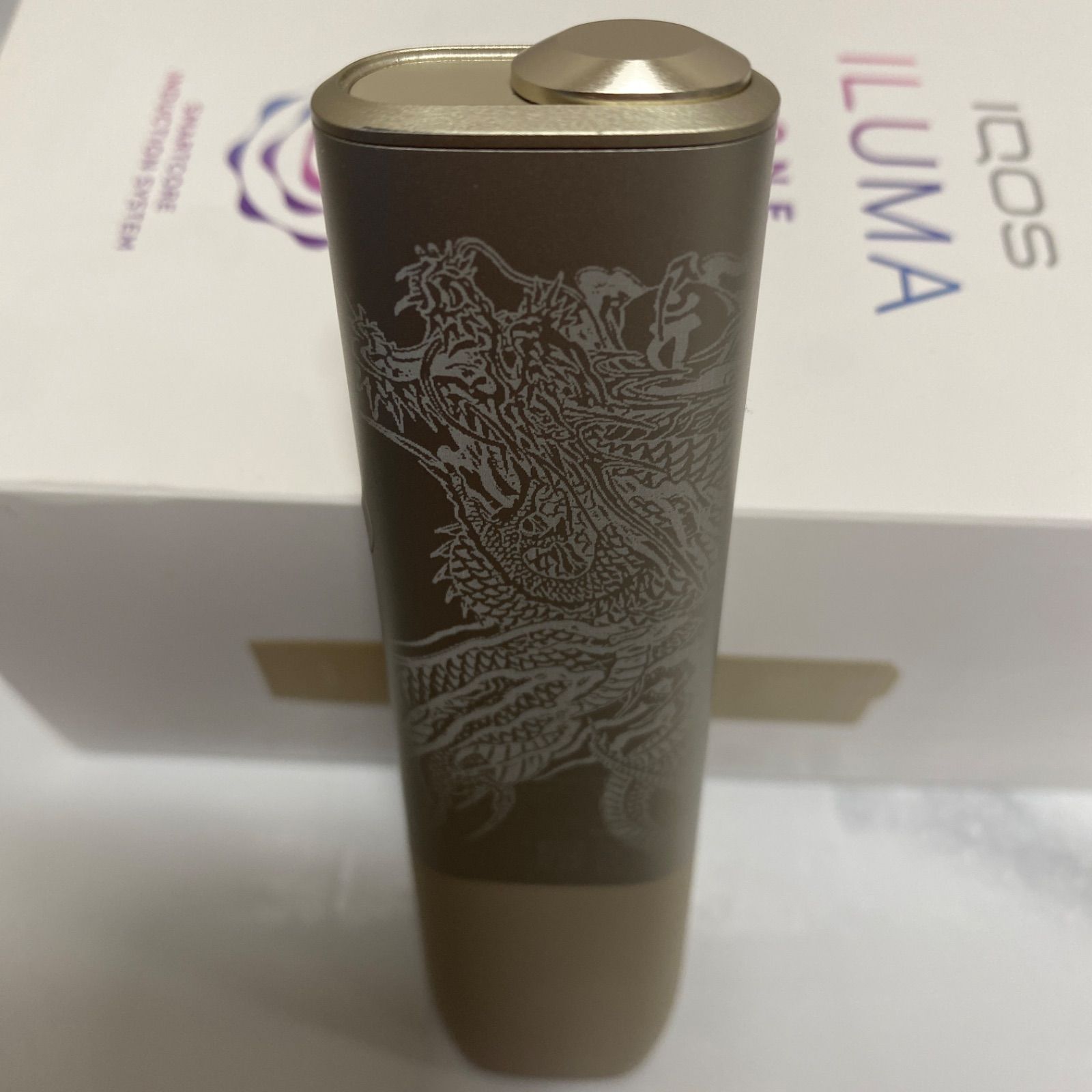 iQOS ILUMA ONE アイコス イルマ ワン レーザー加工 龍 鳳凰 昇り龍 ペブルベージュ 金 和柄 和彫り ドラゴン 不死鳥 オリジナル カスタム  新品 未使用 送料無料 カッコいい かっこいい クール - メルカリ