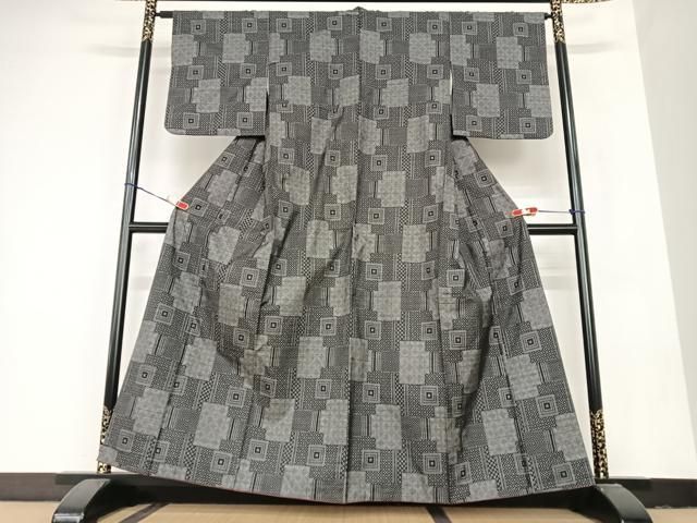 平和屋着物 本場大島紬 一元7マルキ 色紙重ね文 黒地 正絹 AABB0353zg