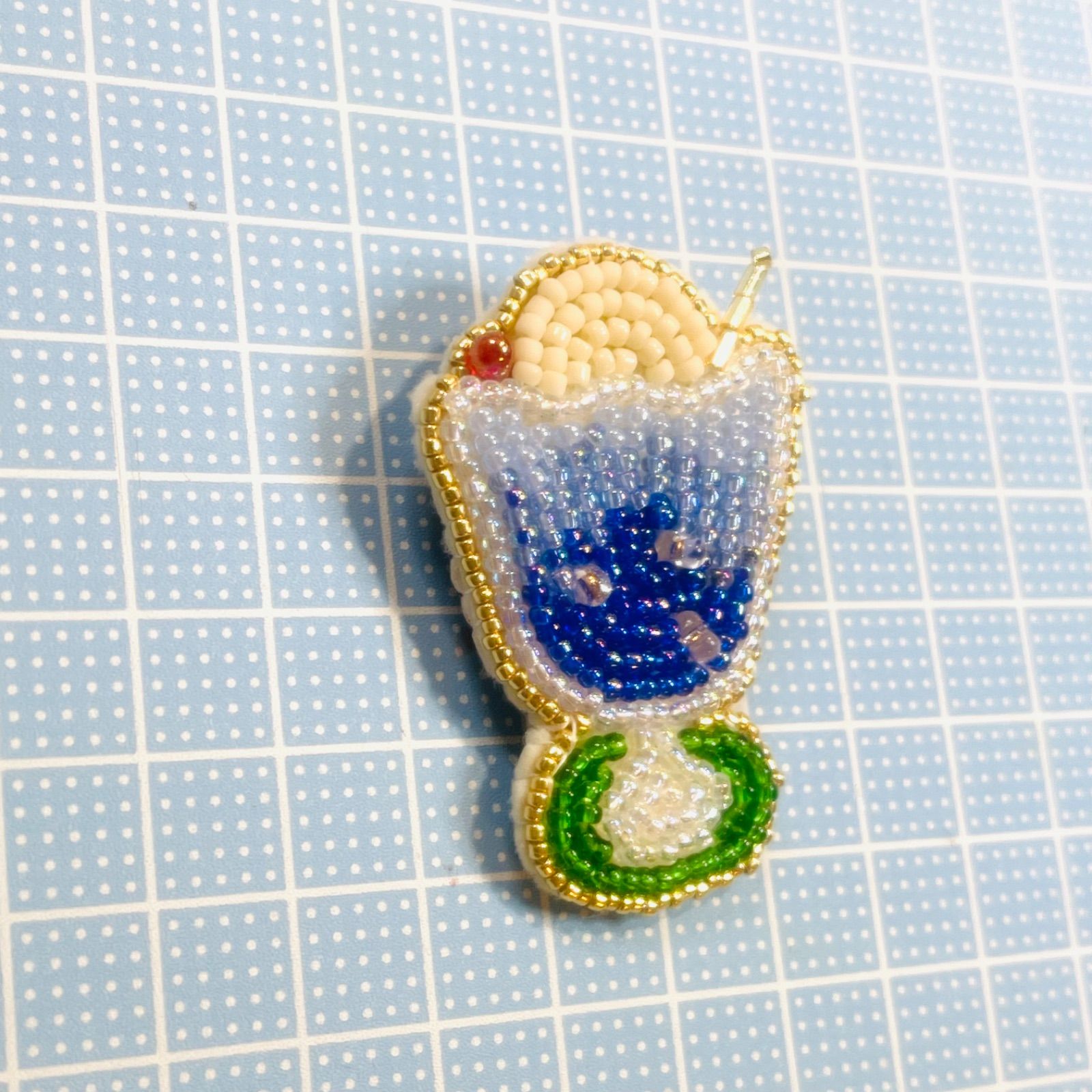 クリームソーダのビーズ刺繍ブローチ - メルカリ