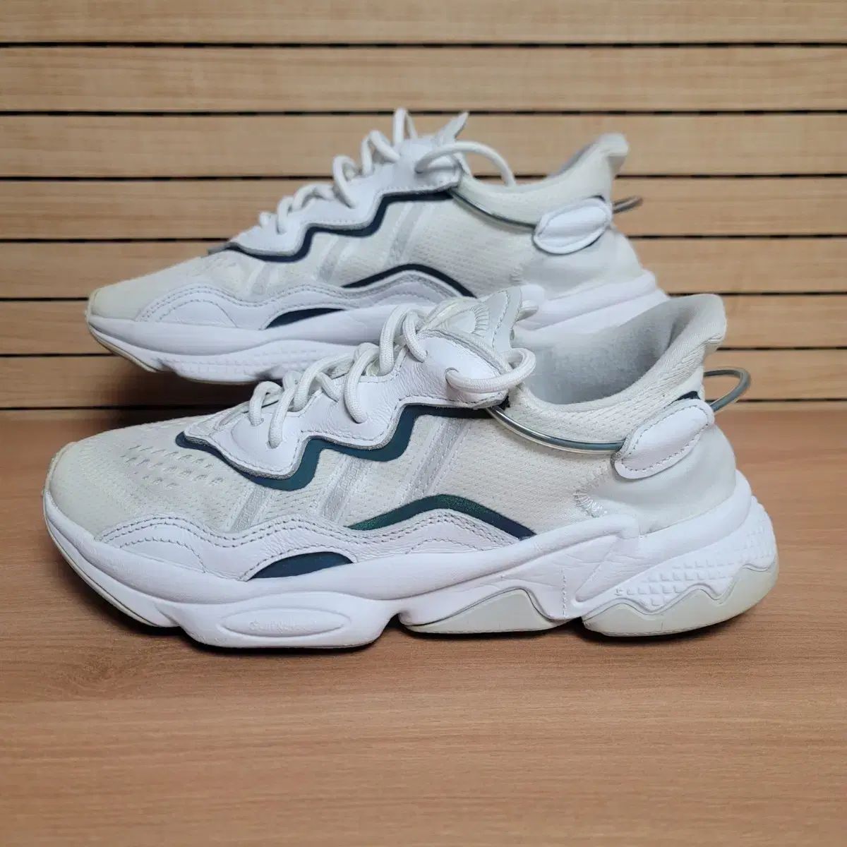 adidas(アディダス) オズウィーゴ スニーカー 240 ー 245