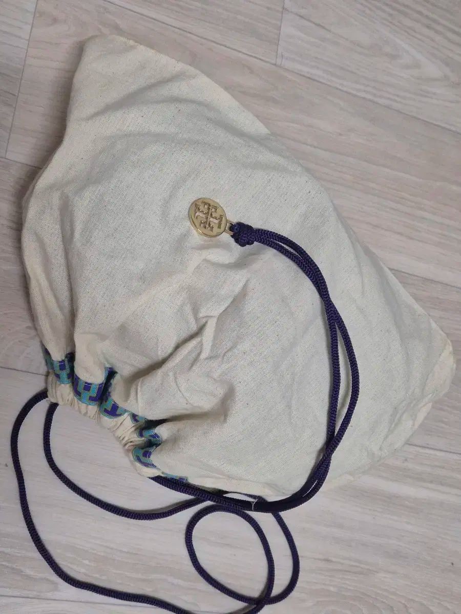 Tory Burch トリーバーチ キラ シェブロン カメラバッグ スモール