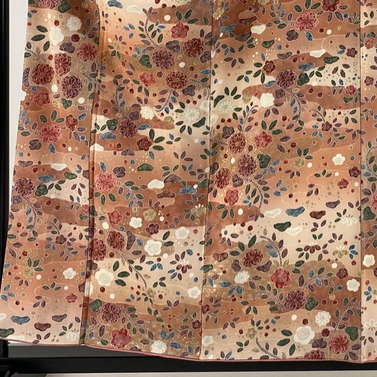 小紋 身丈157.5cm 裄丈63.5cm S 袷 菊 松梅 金彩 ぼかし ピンクベージュ 正絹 秀品