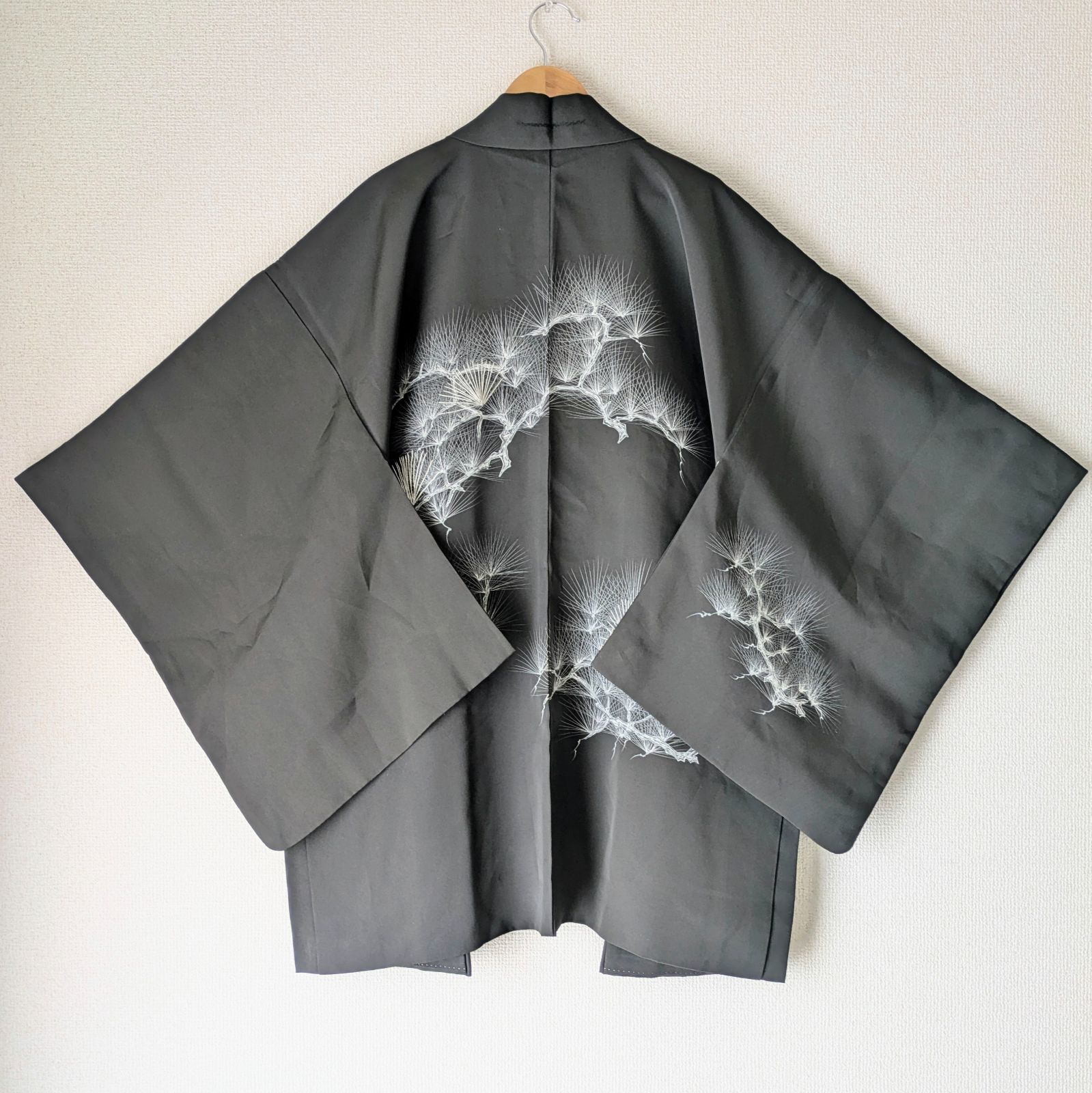 Japanese Vintage Haori Long Chirimen Black White pine Pattern Silk Kimono Gown Old-ⅽloth 長羽織 羽織 正絹 縮緬 黒 白松 刺繍 古布 時代布 大正浪漫 和洋折衷