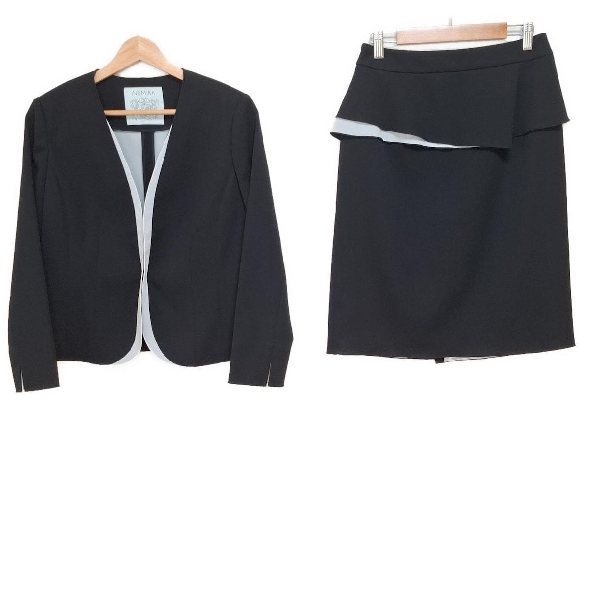 NEMIKA|NEMIKA by Leilian ネミカ スカートスーツ レディース - 黒×ライトグレー 肩パッド|フリル