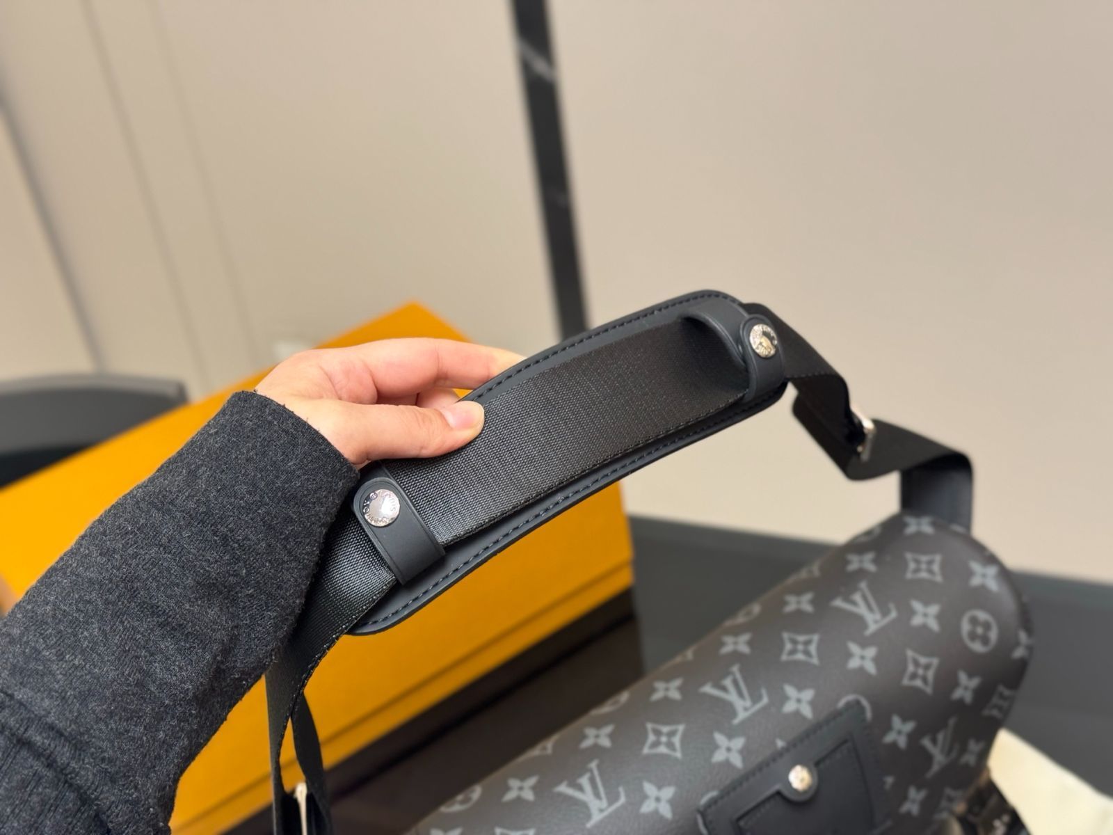 今日特価】Louis Vuitton Men's Voyager Messenger Bag・ルイ