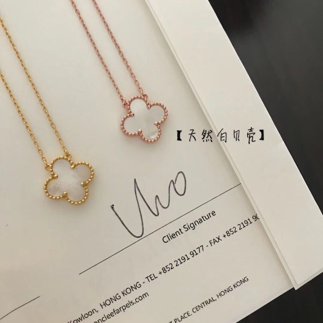 Van Cleef & Arpels VCAの四つ葉のクローバーネックレス
