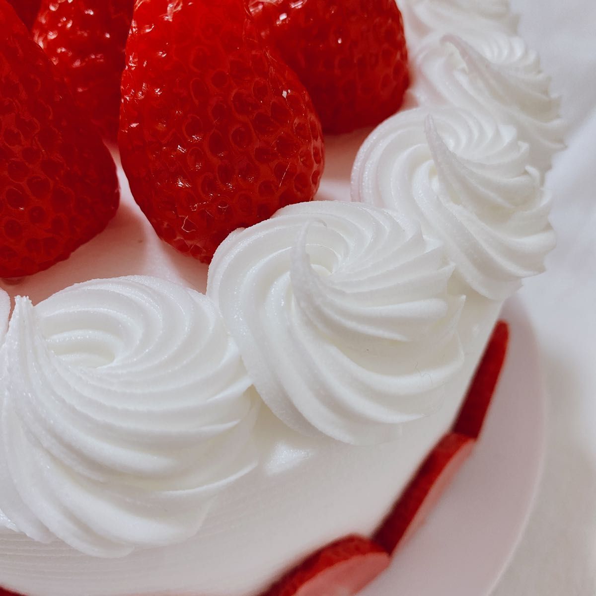 いちご ホールケーキ フェイクケーキ 食品サンプル インテリア 小道具 B841 食品サンプル イチゴケーキ風マグネットケース 小物入れ  撮影小物にも！ - JOYCREATE 創喜'S GALLERY | minne byGMOペパボ 国内最大級のハンドメイド・手作り通販サイト  フレジエ ホールケーキ ... いちご ホールケーキ フェイクケーキ 食品サンプル インテリア 小道具 B841