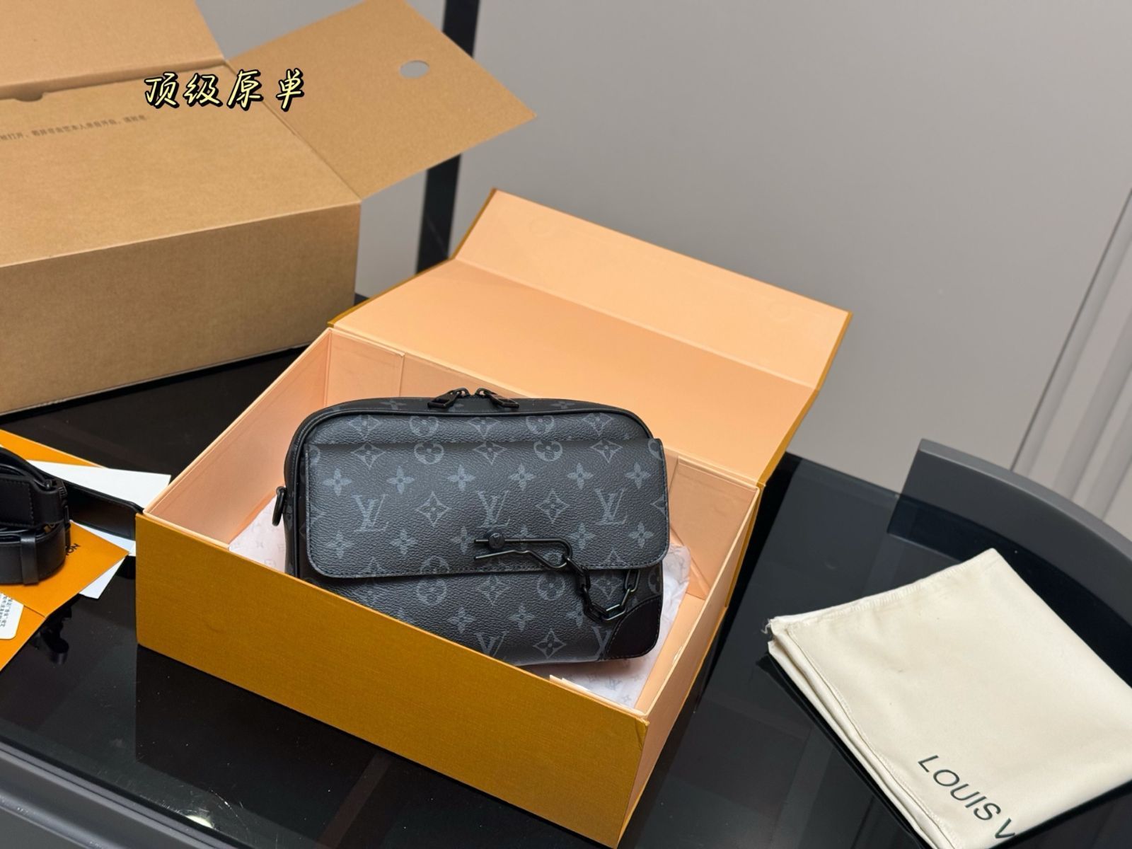 今日特価】Louis Vuitton Men's Voyager Messenger Bag・ルイ