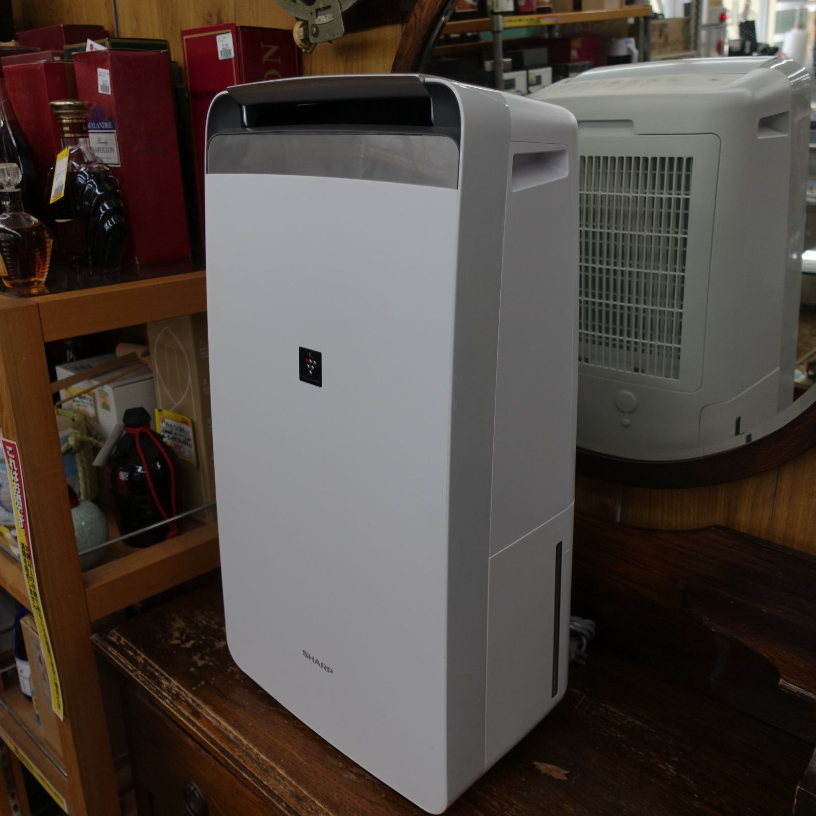 シャープ 衣類乾燥除湿機 CV-P180-W 製 コンプレッサー方式 木造23畳まで 鉄筋45畳まで エキスパート藤沢辻堂店 衣類乾燥機 除湿器