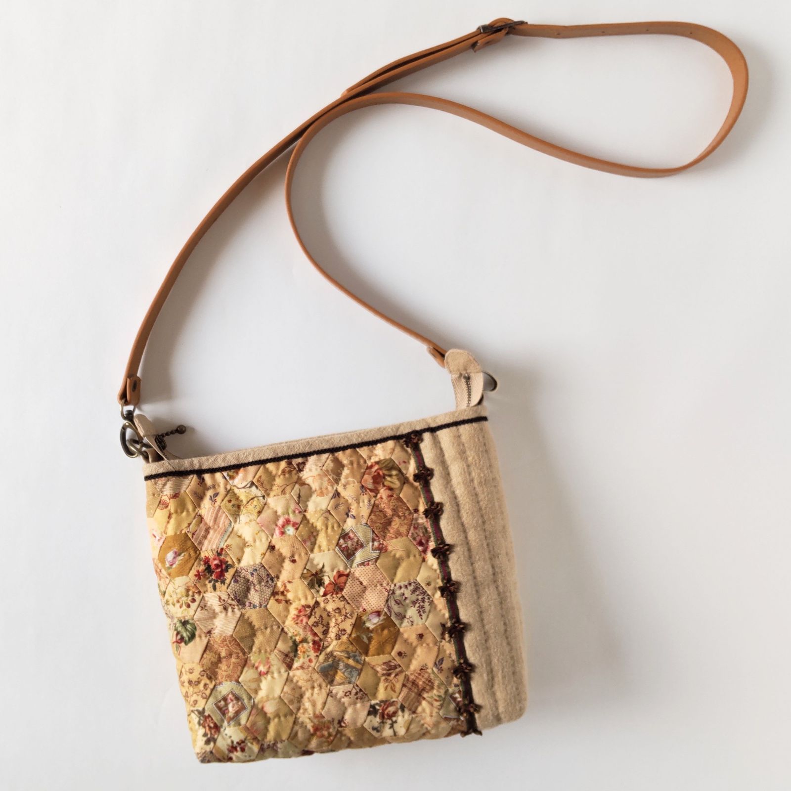 パッチワーク　ショルダーバッグ　ハンドメイド ハンドメイド』パッチワーク手縫いかわいいショルダー