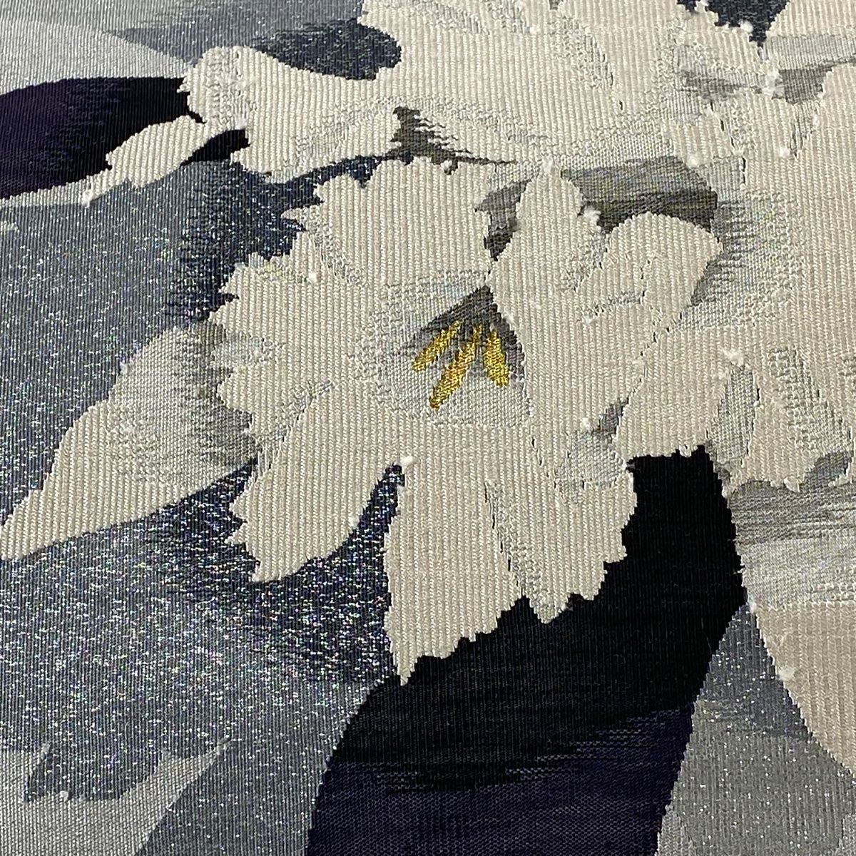 袋帯 逸品 丹下雄介 落款 綴れ織 草花 銀通し 金糸 灰色 お太鼓