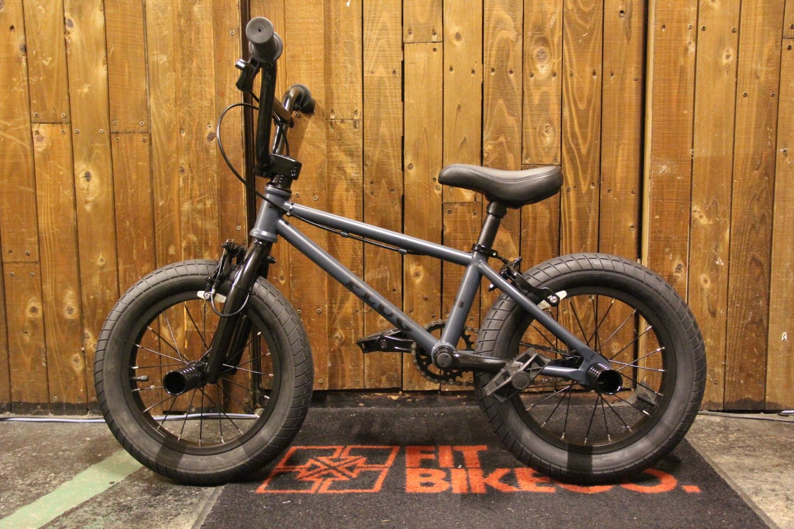 新品登場 送料無料BMX 16インチ TNB PLUG 16 FAT TIRE BLACK