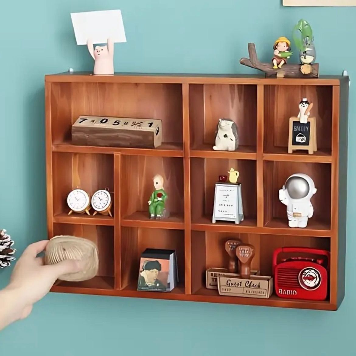 棚 収納棚 壁掛け 木製 コンパートメント10個付き 整理棚 ホームオーガナイザー ディスプレイ収納 ノベルティ 小物収納 デコレーション棚 ラックタイプ 壁飾り モダンスタイル ヴィンテージ感 実用収納 インテリアアクセント ナチュラルウッド仕上げ