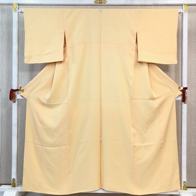 きものキレイ 色無地 袷 クリーム色 花唐草 絹 身丈153㎝ 裄丈64.5㎝ リユース secondhand IR014