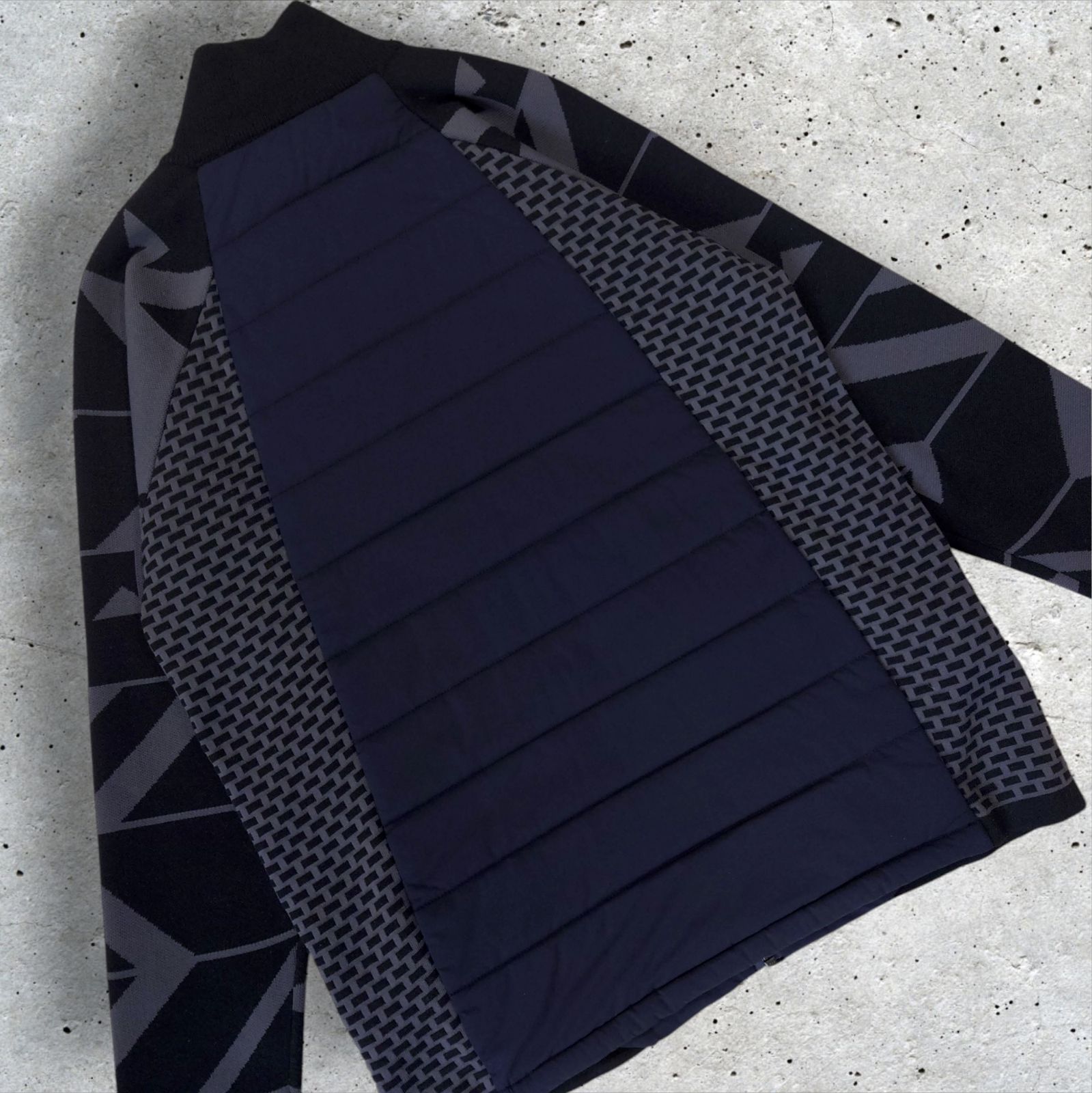 DESCENTE GOLF 中綿ドッキングジャケット TORIグラフィック ニットジャケット モノトーン