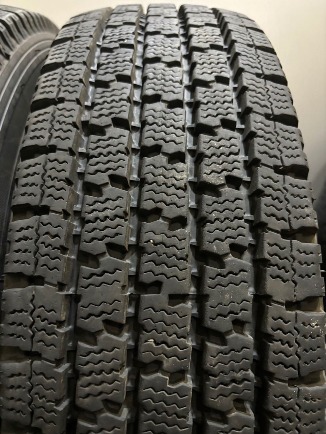 綺麗! スタッドレスSET 6H-139.7 15インチ 6J+33 215/65R15 バリ山 ダンロップ WINTER MAXX WM01 200系ハイエース キャラバン エルグランド 6穴（P.C.D（mm）139.7）（スタッドレスタイヤ・ホイール