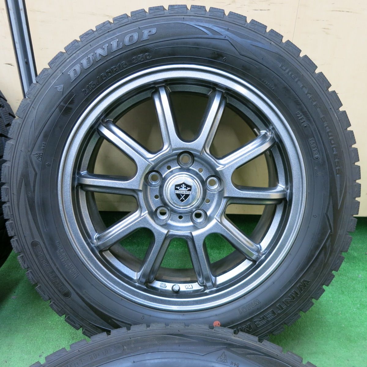 送料無料] バリ溝！キレイ！9.5分以上☆スタッドレス 215/60R16  