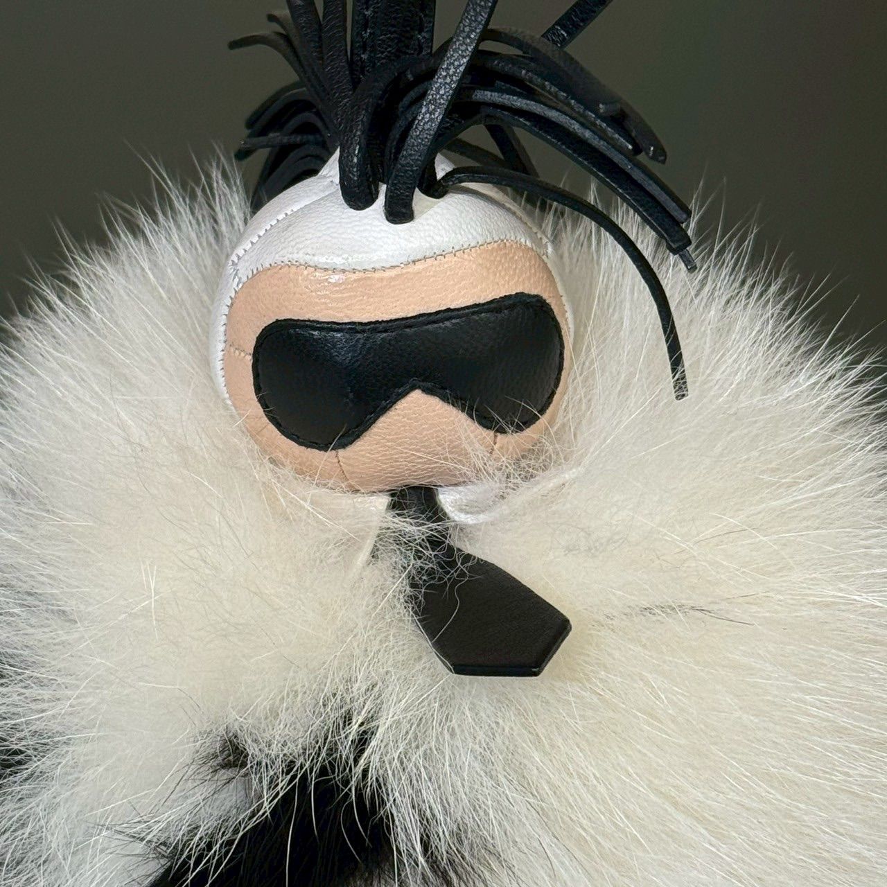 FENDI カールラガーフェルドモチーフ チャーム ファー×レザー