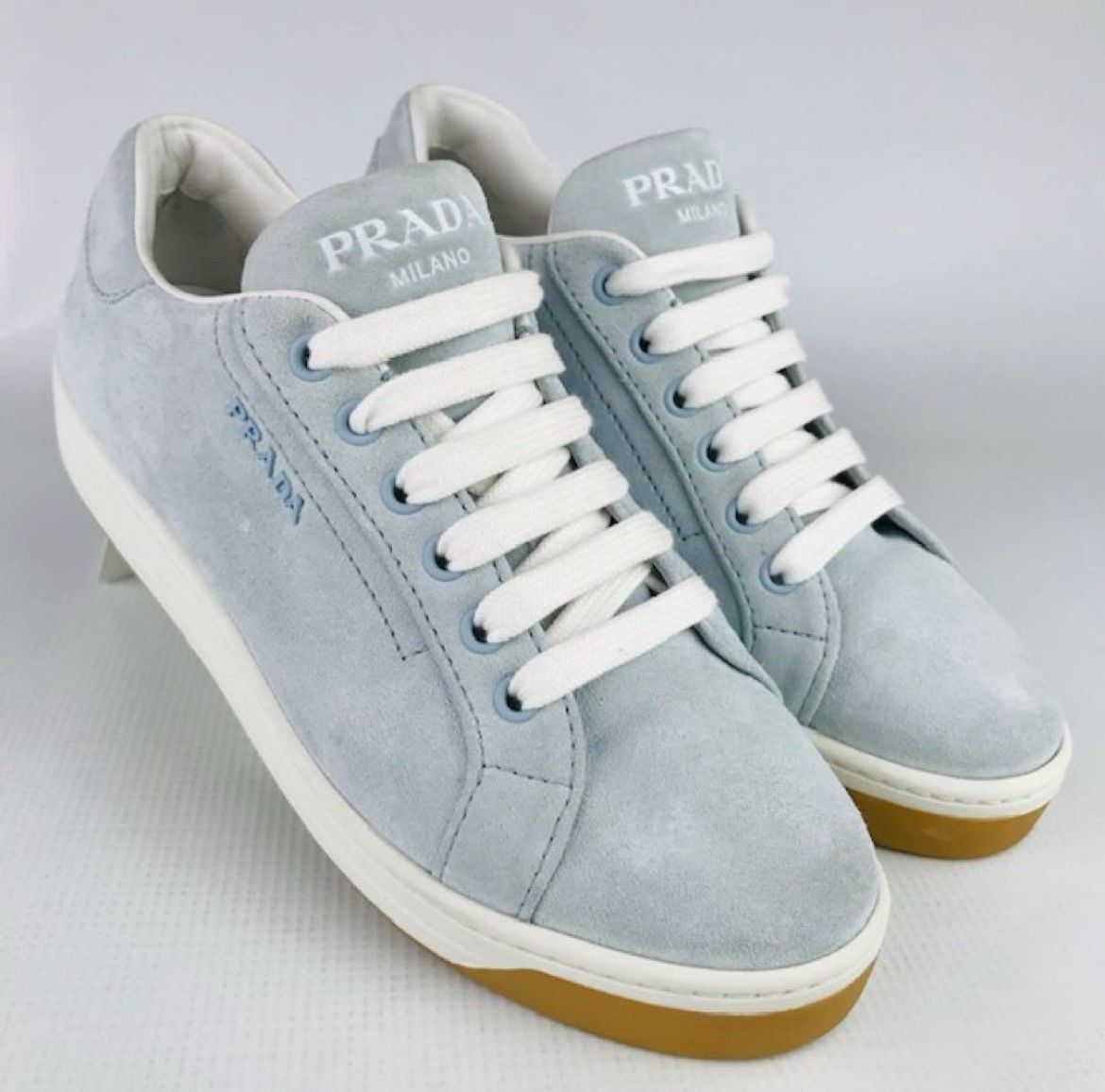 美品☆PRADA・プラダ レディース スエードレザー メタル エンボス加工 