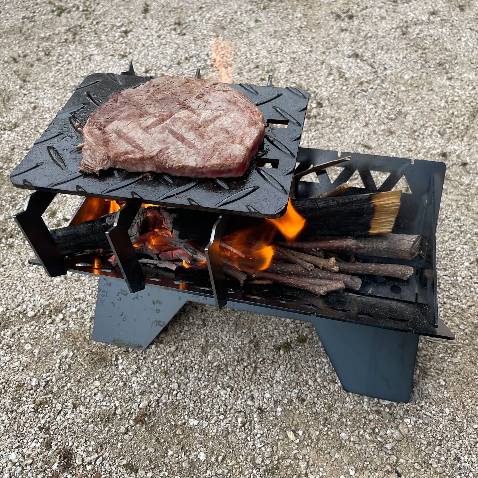 鉄製焚き火台 黒皮鉄板 組み立て式 五徳付き ソロキャンプ BBQ 焚火台
