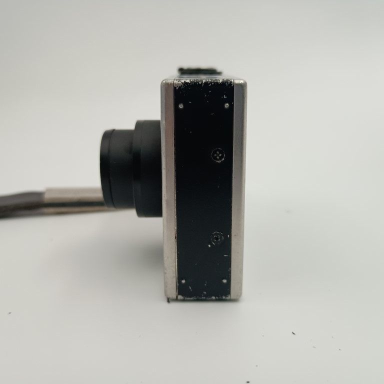 シルバー コンパクトデジタルカメラ