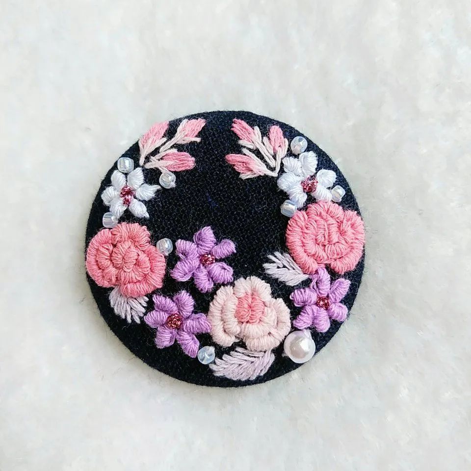薔薇刺繍♡3.7センチくるみボタン☆ヘアゴム又はブローチ - メルカリ