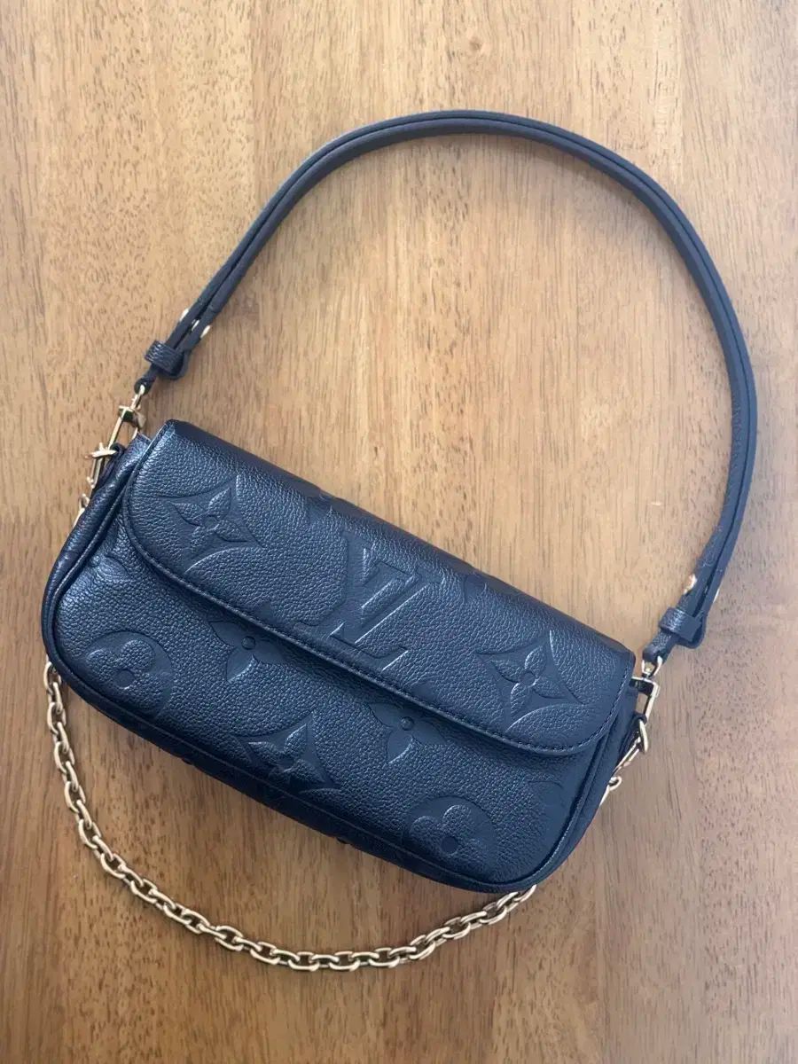 Louis Vuitton ルイヴィトン ウォレットオンチェーン アイビー アンフラント ブラック