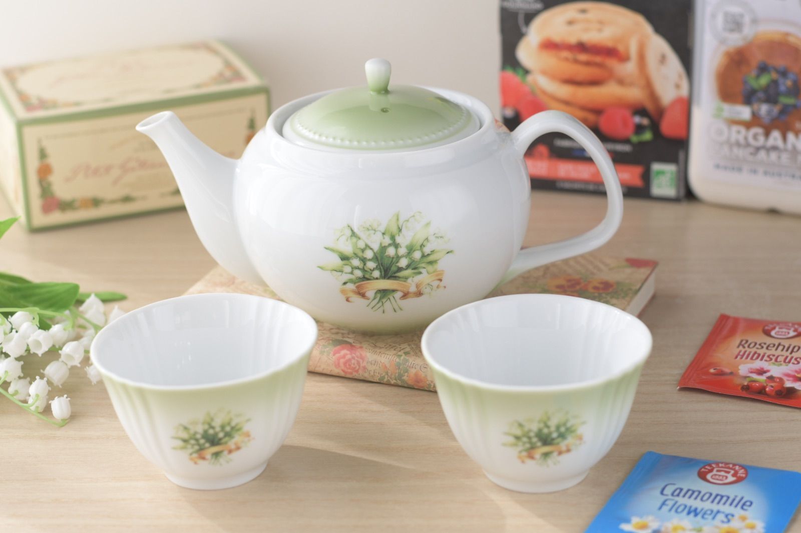 ストア マニー 陶器のティーポットとキャニスター マニーキャニスター2