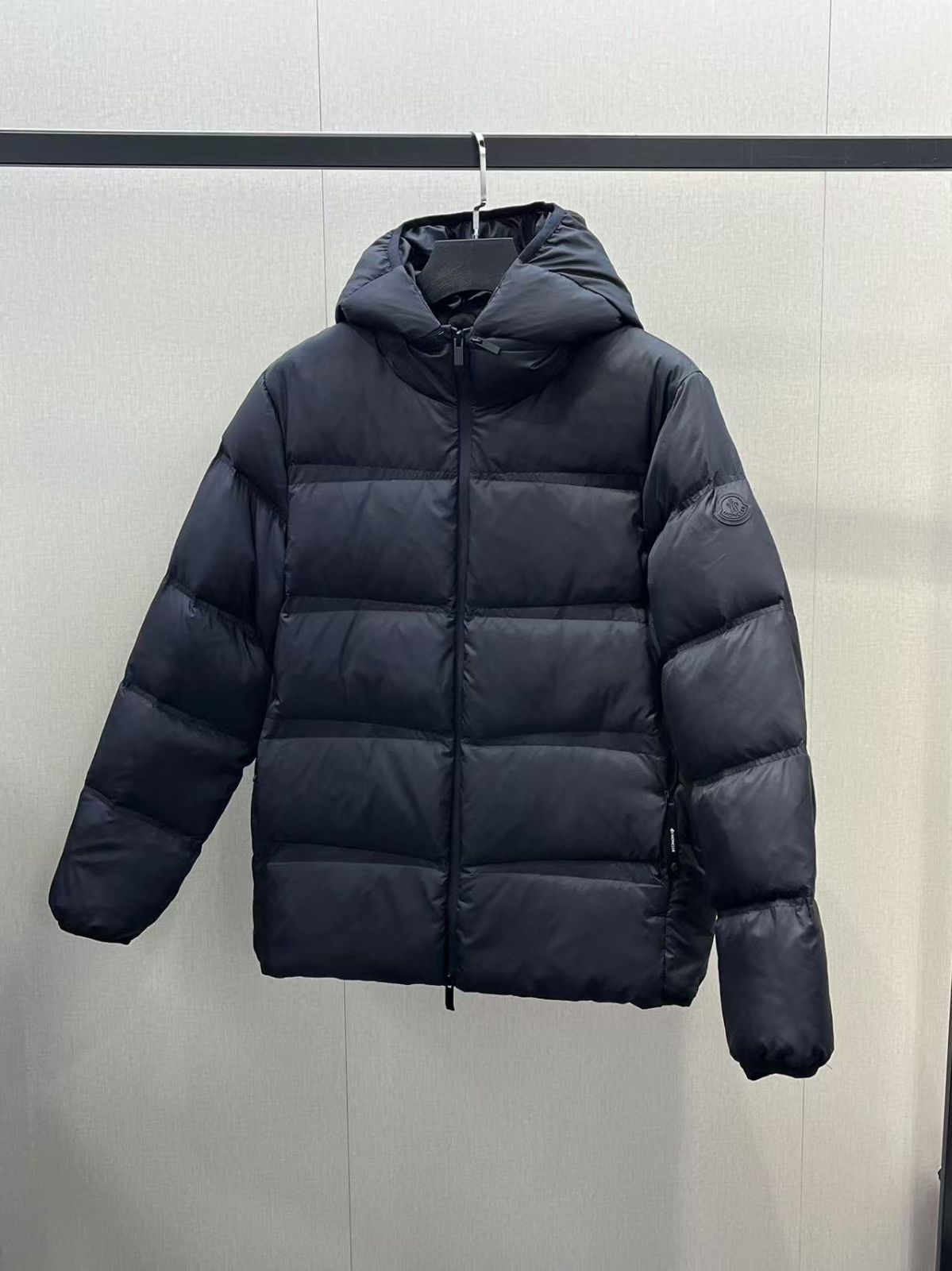 MONCLERモンクレール 男性用ショートダウンジャケット｜ ｜