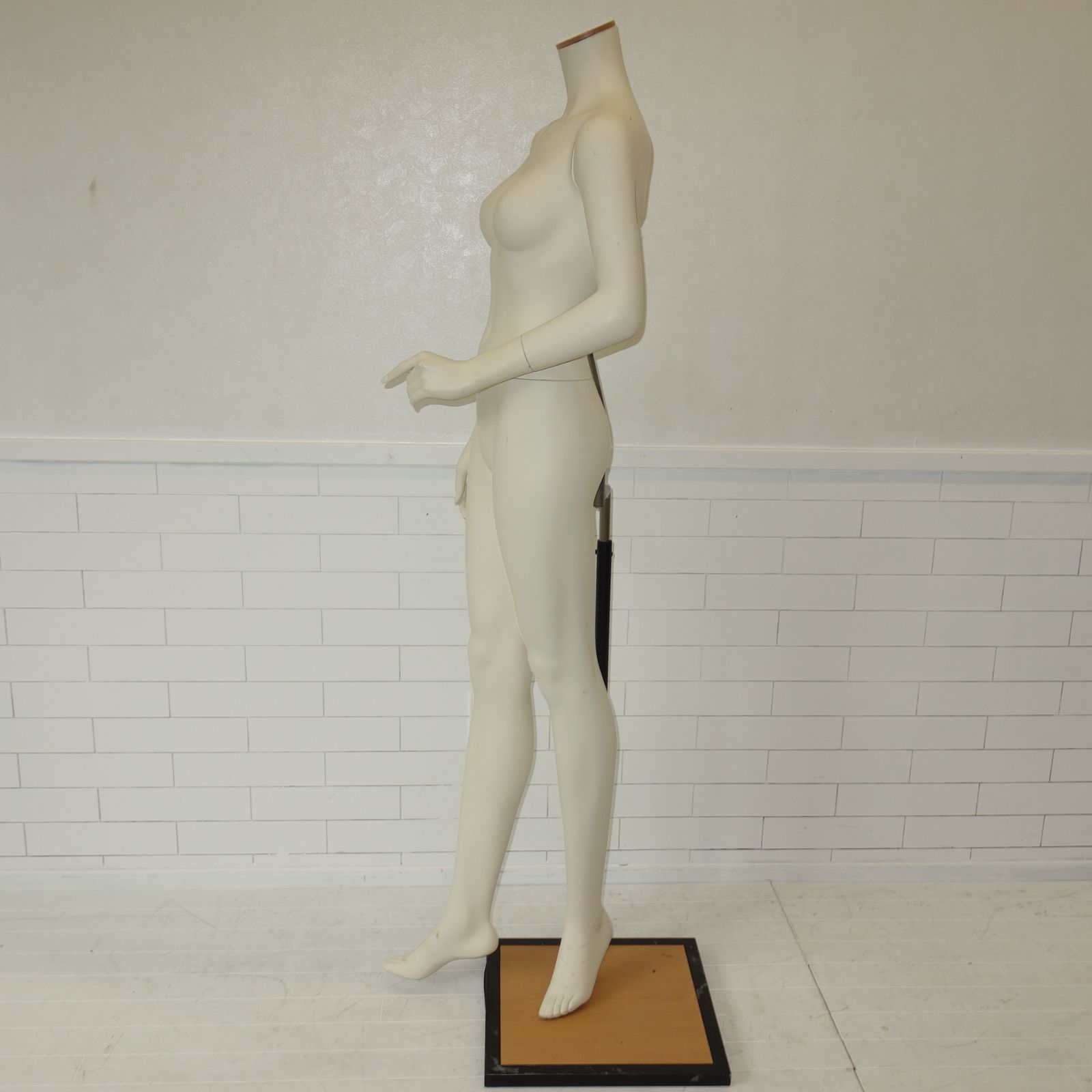 レディースマネキン 全身マネキン 腕付き アパレル 什器 リアルマネキン ホワイト 店舗 ９号 Ｓ136 MARWIL-DEMENAGEMENTS_CH