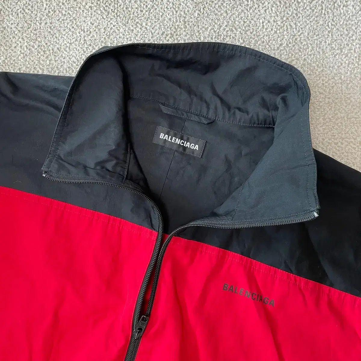 トン バックロゴ