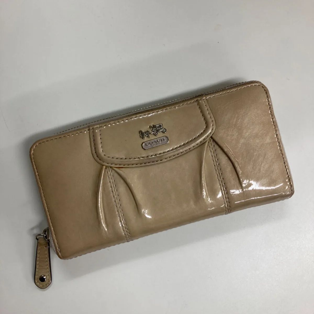 ✳️ COACH ( コーチ ) ✳️ 長財布 財布 ベージュ エナメル パテント 