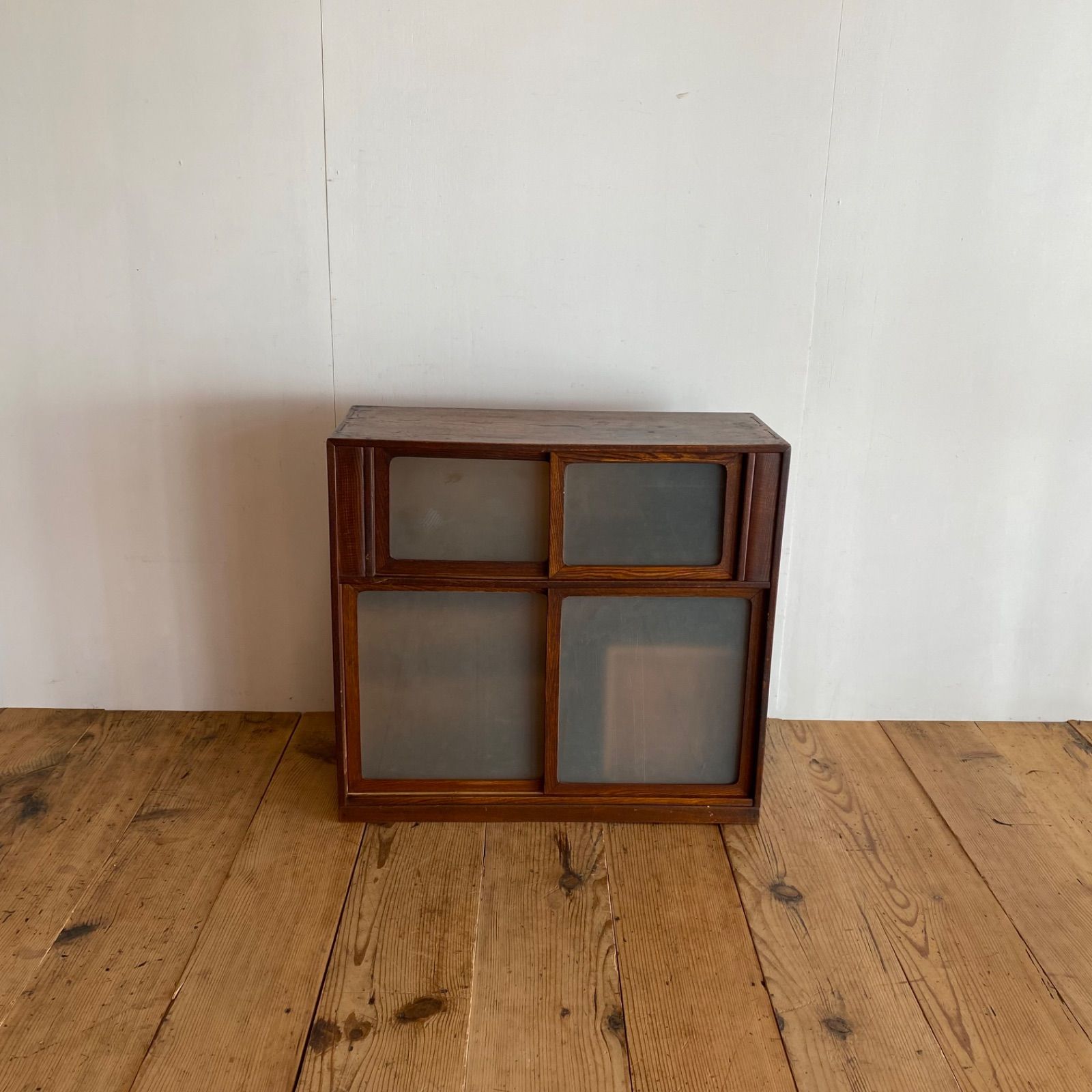 長期保管品 茶箪笥 茶タンス 木製 ガラス ビンテージ アンティーク 昭和レトロ 長期保管品 茶箪笥 茶タンス 木製 ガラス ビンテージ アンティーク