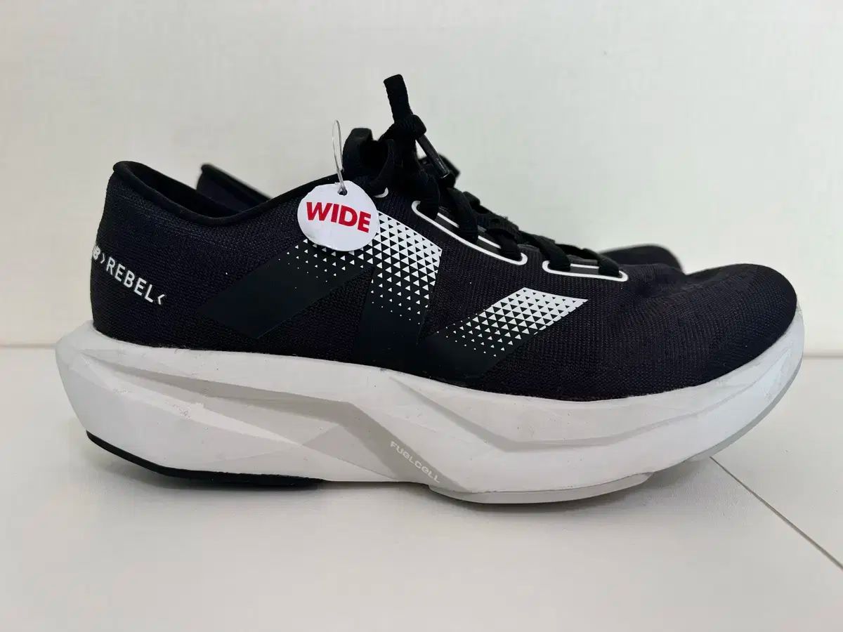 ニューバランス フューエルセル レベル V4 245 ランニングシューズ