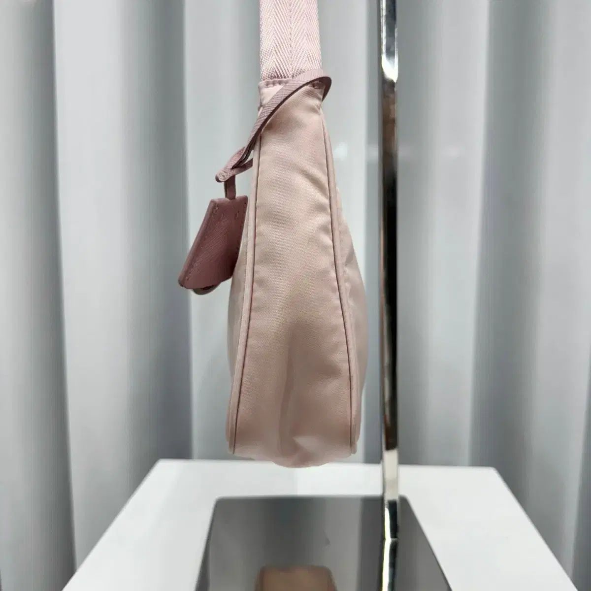 【直営店】PRADA Re-Edition 2000 ナイロンホーボーバッグ Black Re-nylon Prada Re-edition 2000 Mini-bag | PRADA