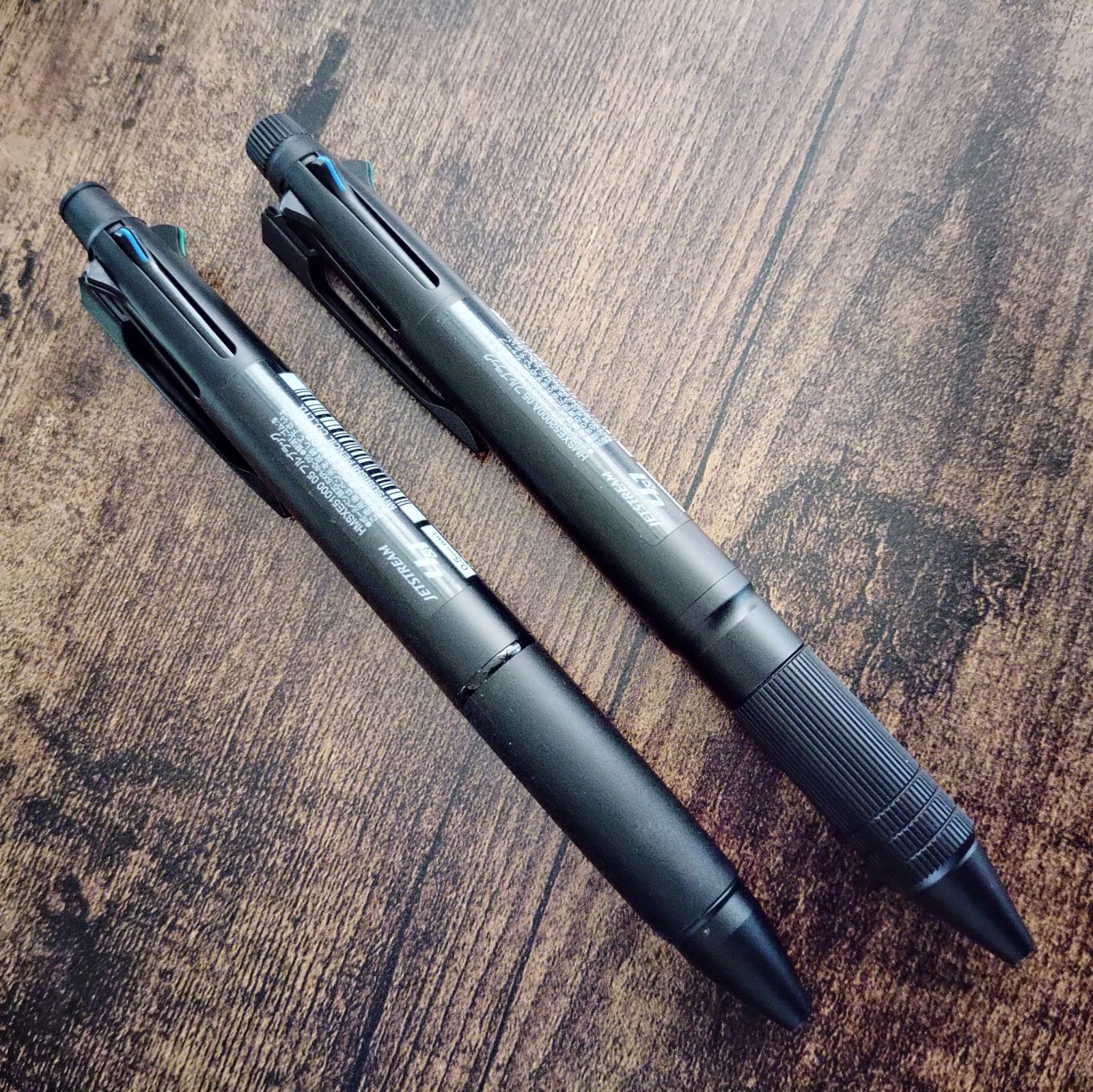 【未開封】ジェットストリーム 4&1  メタル　フルブラック 　グレーメタリック 三菱鉛筆のジェットストリームにデスク周りにあう限定カラー登場